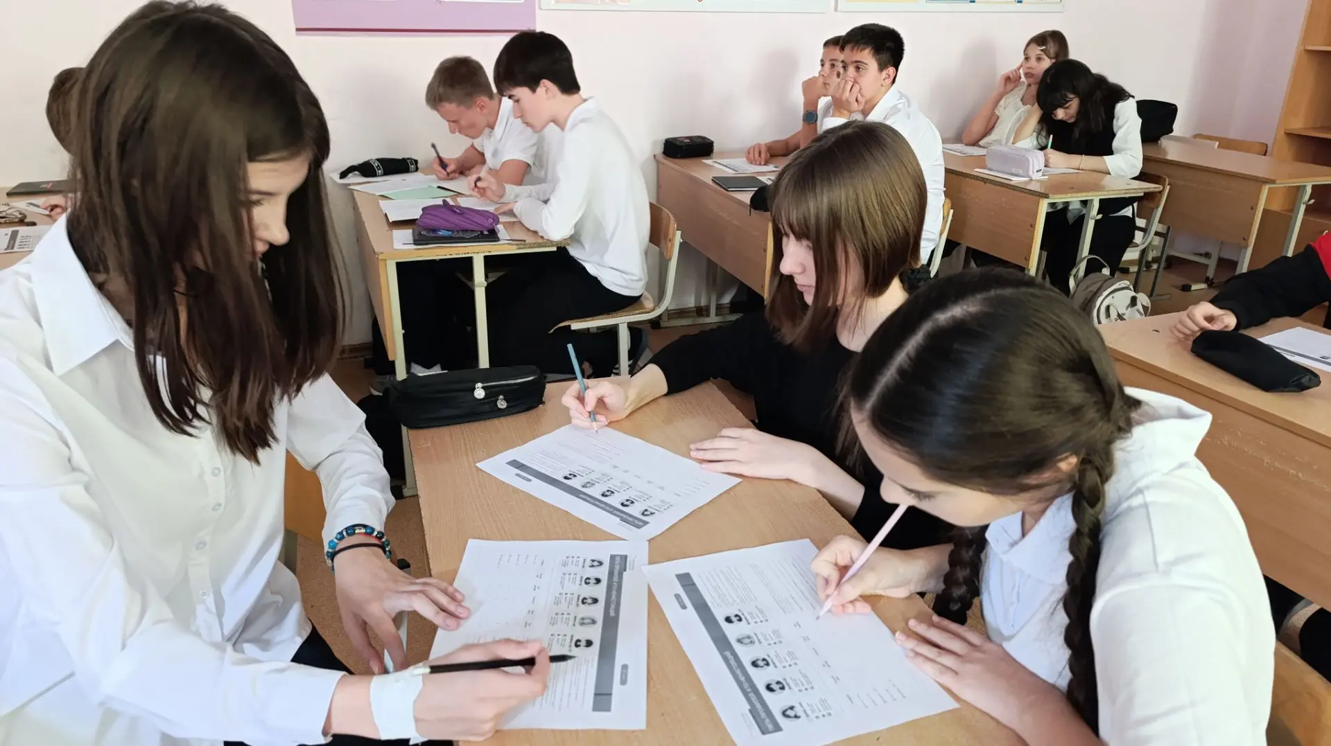 Делимся второй частью ярких кадров с занятия "Разговоры о важном" на тему "Безопасность...