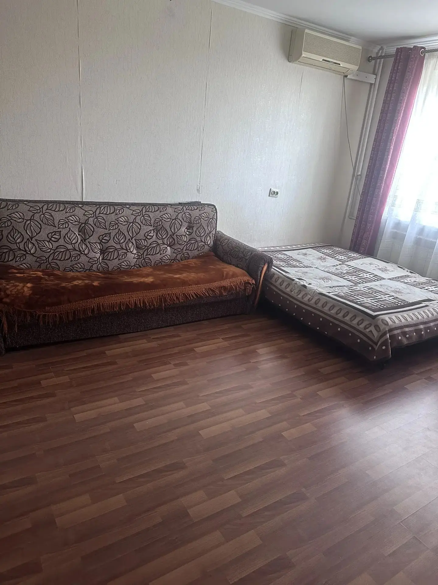 Отдам бесплатно два дивана . Оба не в новом состоянии.
