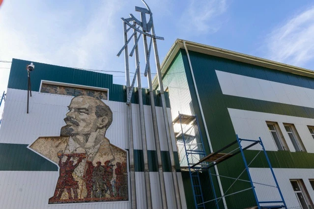 В Курске отреставрировали советскую мозаику на «Химволокно»