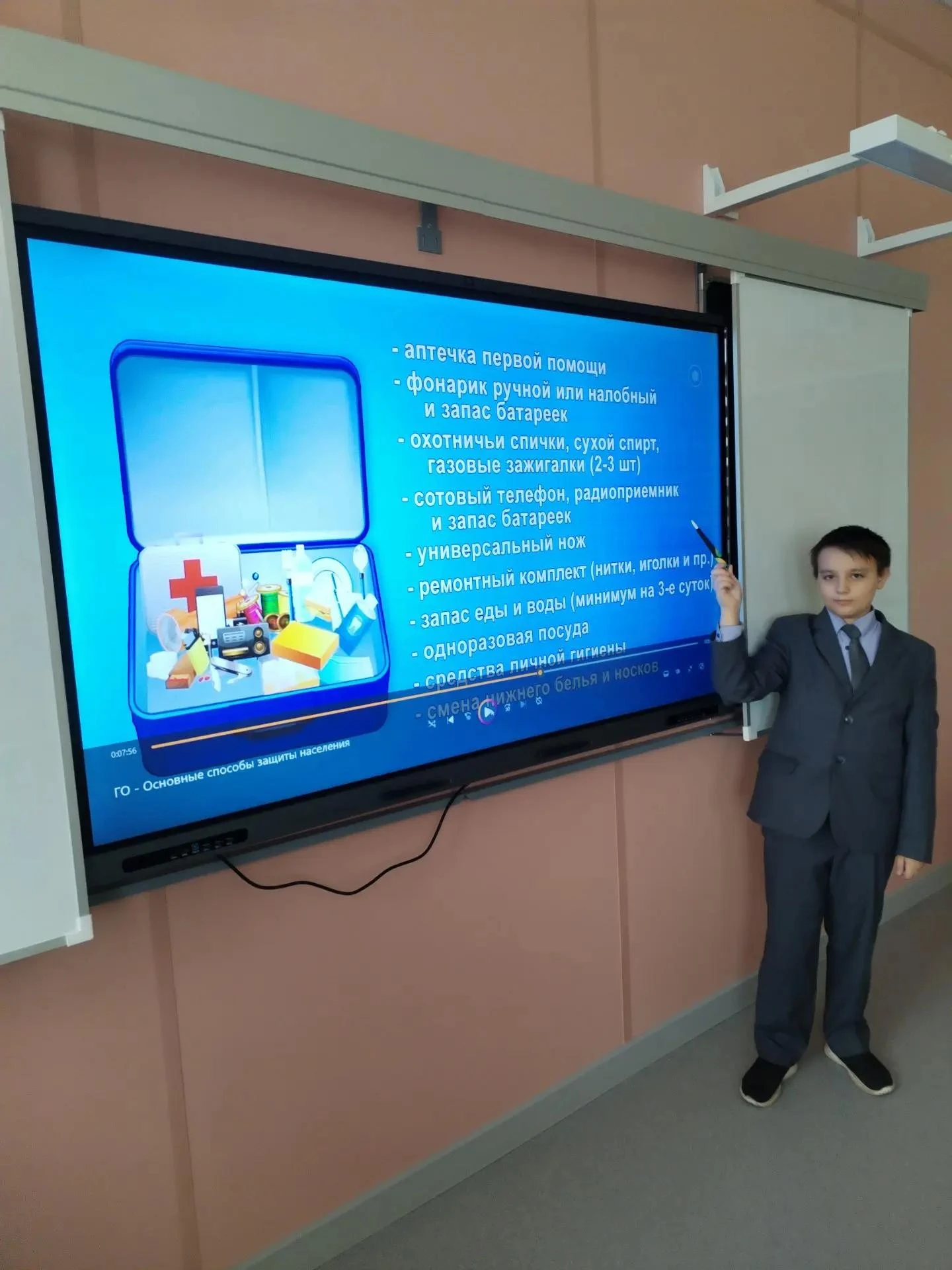 Преподаватель-организатор ОБЗР Кулакова С.В. провела в 6-х классах "Урок безопасности" ...