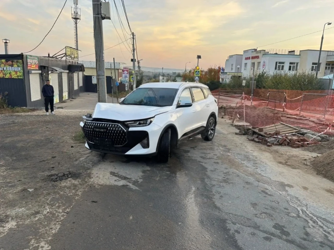 Сегодня в Саратове мужчина на отечественном автомобиле врезался в столб.