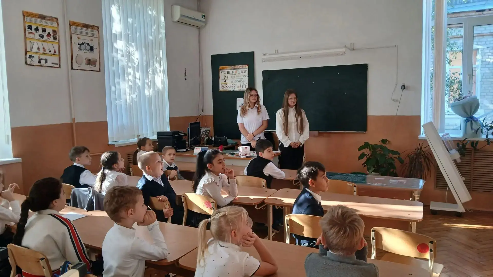 День учителя - долгожданный праздник не только для учителей, но и для ребят, ведь это д...