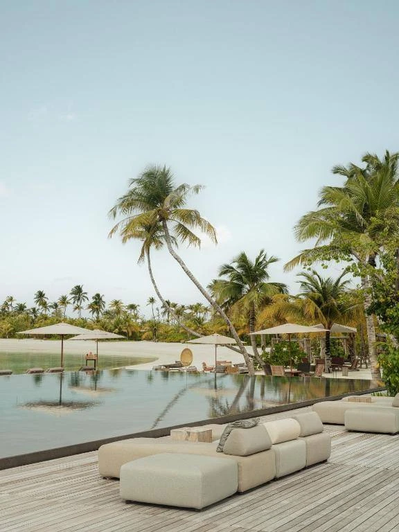 Patina Maldives — уединиться и быть в центре событий