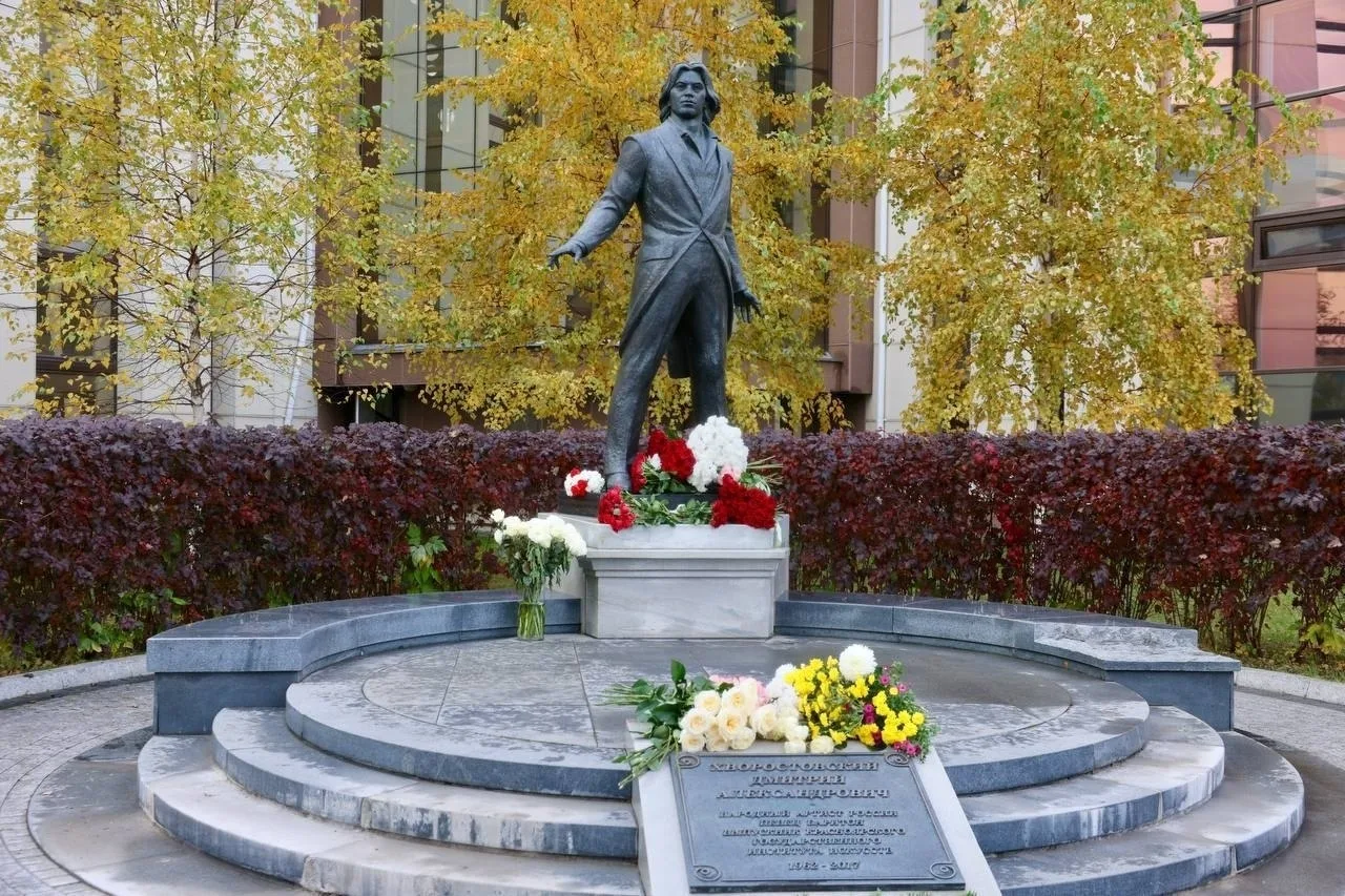 В Красноярске почтили память Дмитрия Хворостовского🥀