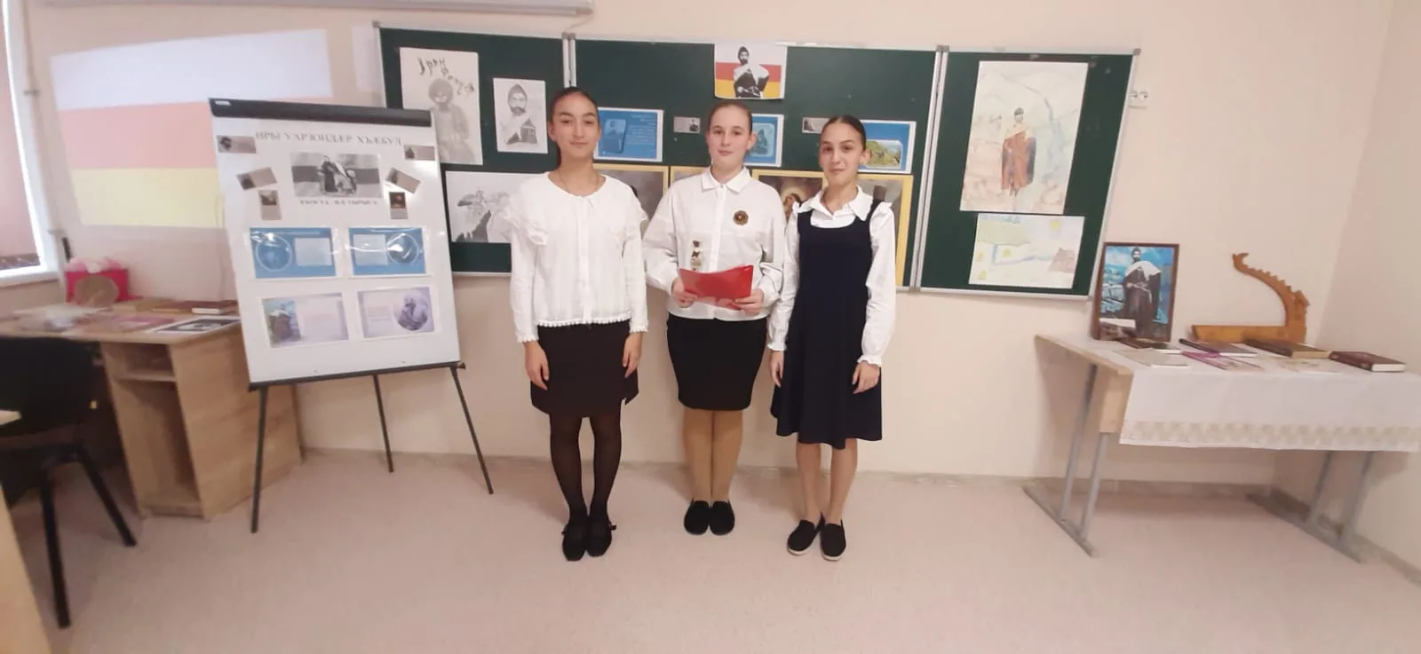 📚🎶 Абон Хетагкаты Къостайы райгуырды 167 азы фадыл нæ скъолайы арцыд литературон-музы...