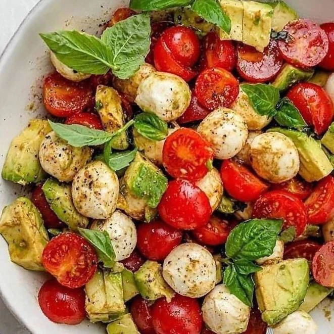 Шикарный салат🥬🍅🧀