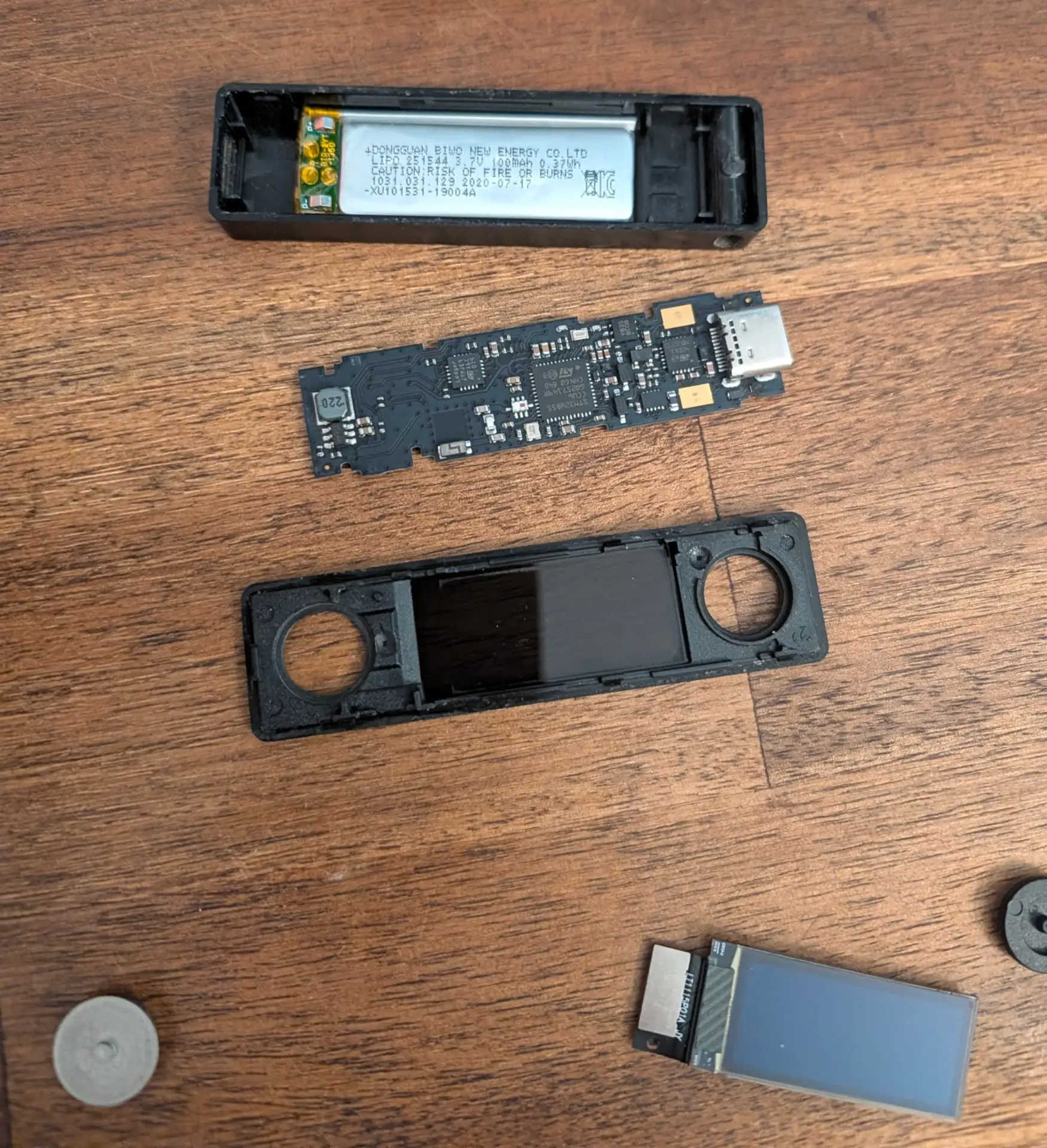 Вероятно, что на фото Ledger Nano X с ранней версией аппаратного импланта.