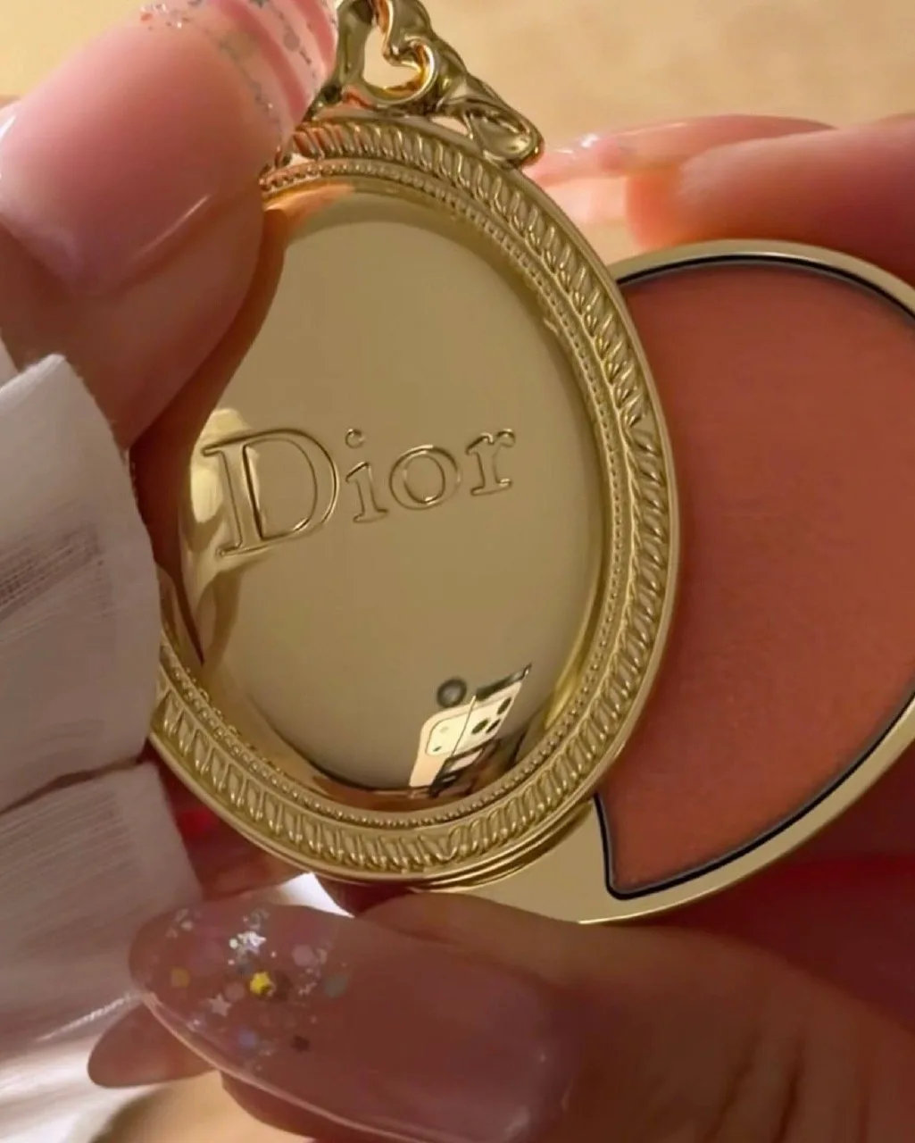 Dior выпустил бальзам для губ, который можно приклеить к телефону (вместо попсокета)