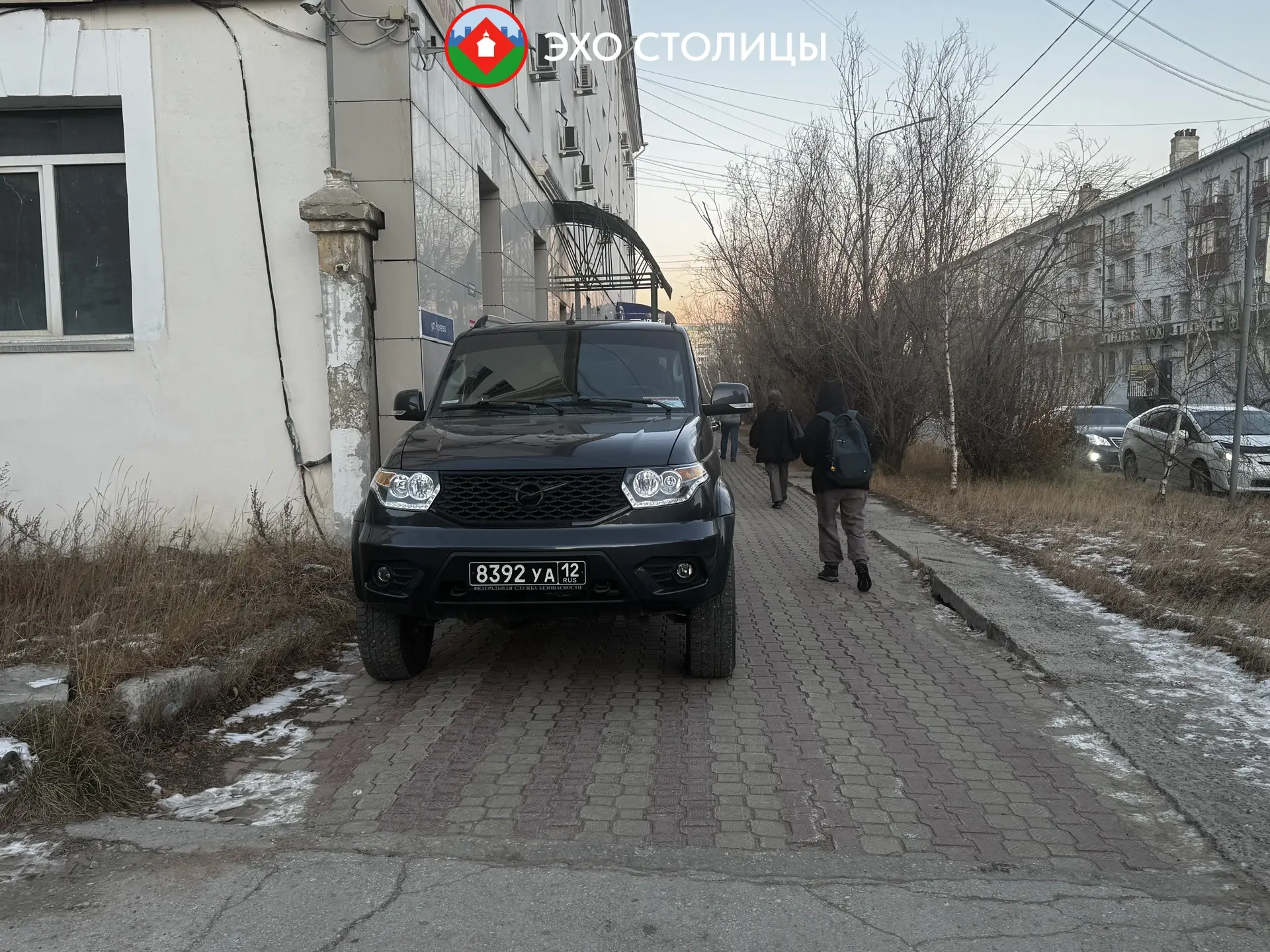 Фотофакт: «Патриот» припарковался на тротуаре