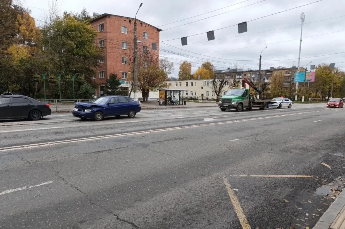 Из-за аварии собралась большая пробка: она затронула оба проспекта в обе стороны.