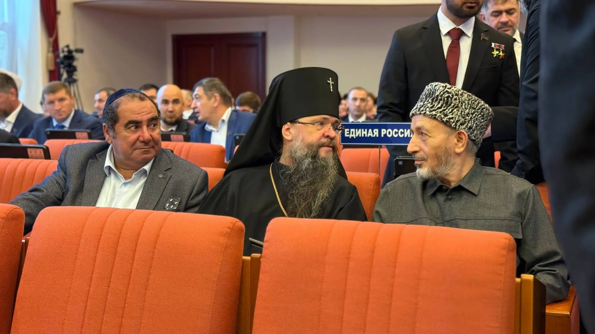 ⏰ С минуты на минуту начнется вторая сессия Народного Собрания РД 8-го созыва.