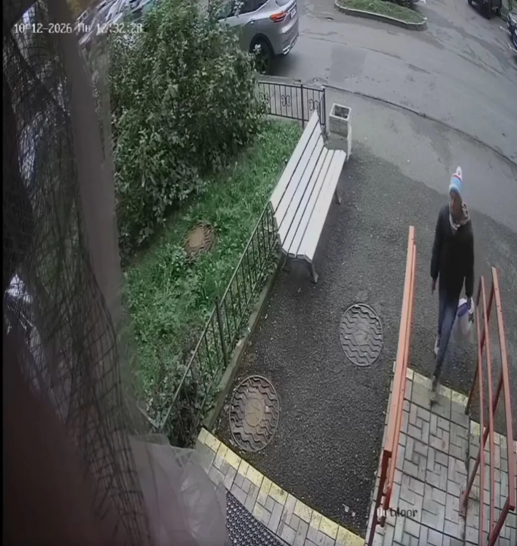 12.10.26 в 12.32 по адресу Токарева 24 у входа в салон Пудра украли самокат!
