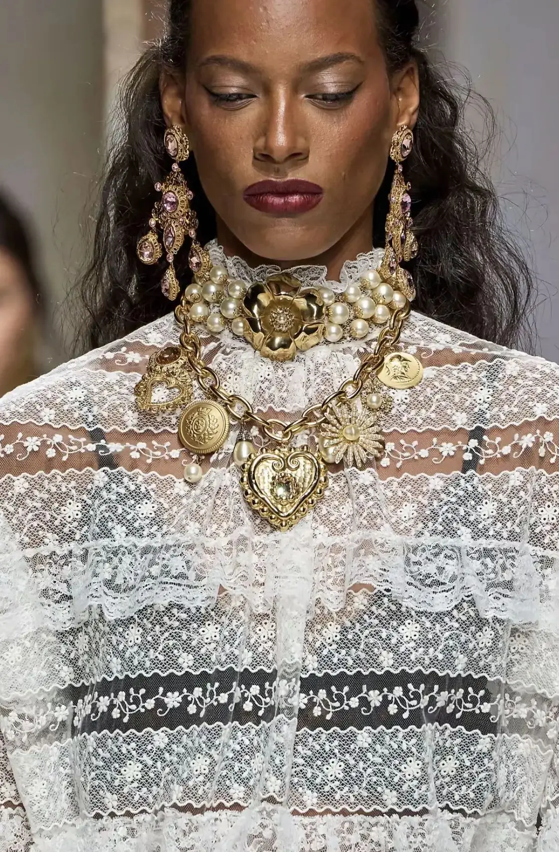 DOLCE&GABBANA SS27: КРУЖЕВО, ЖАККАРД И СЕМЕЙНЫЕ ИСТОРИИ.