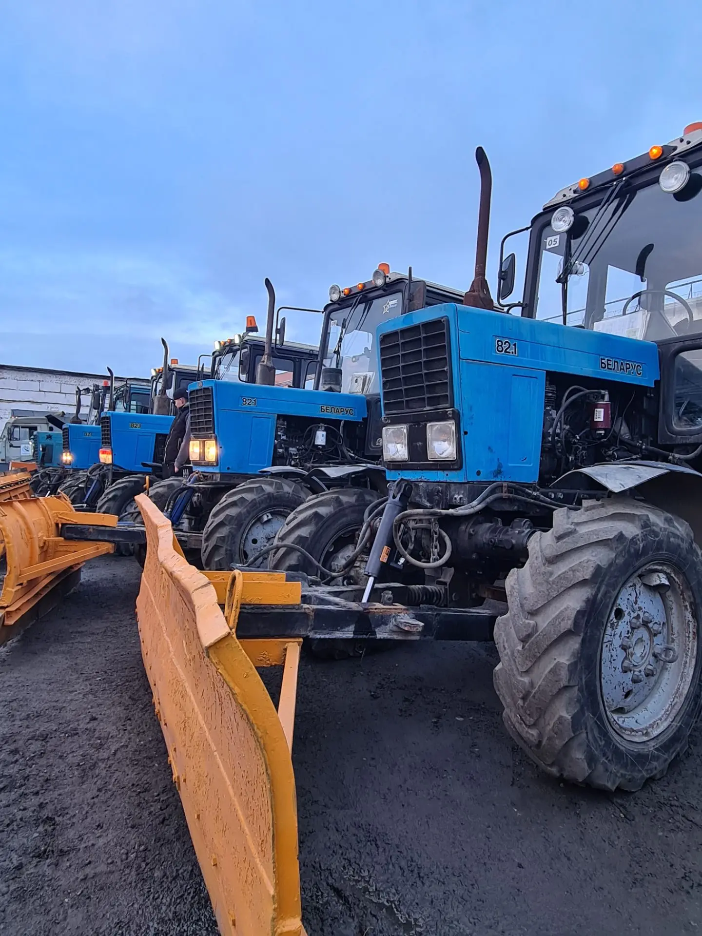 ❄️🚜 Против снегопадов этой зимой на дороги Ачинска выйдет 22 спецмашины
