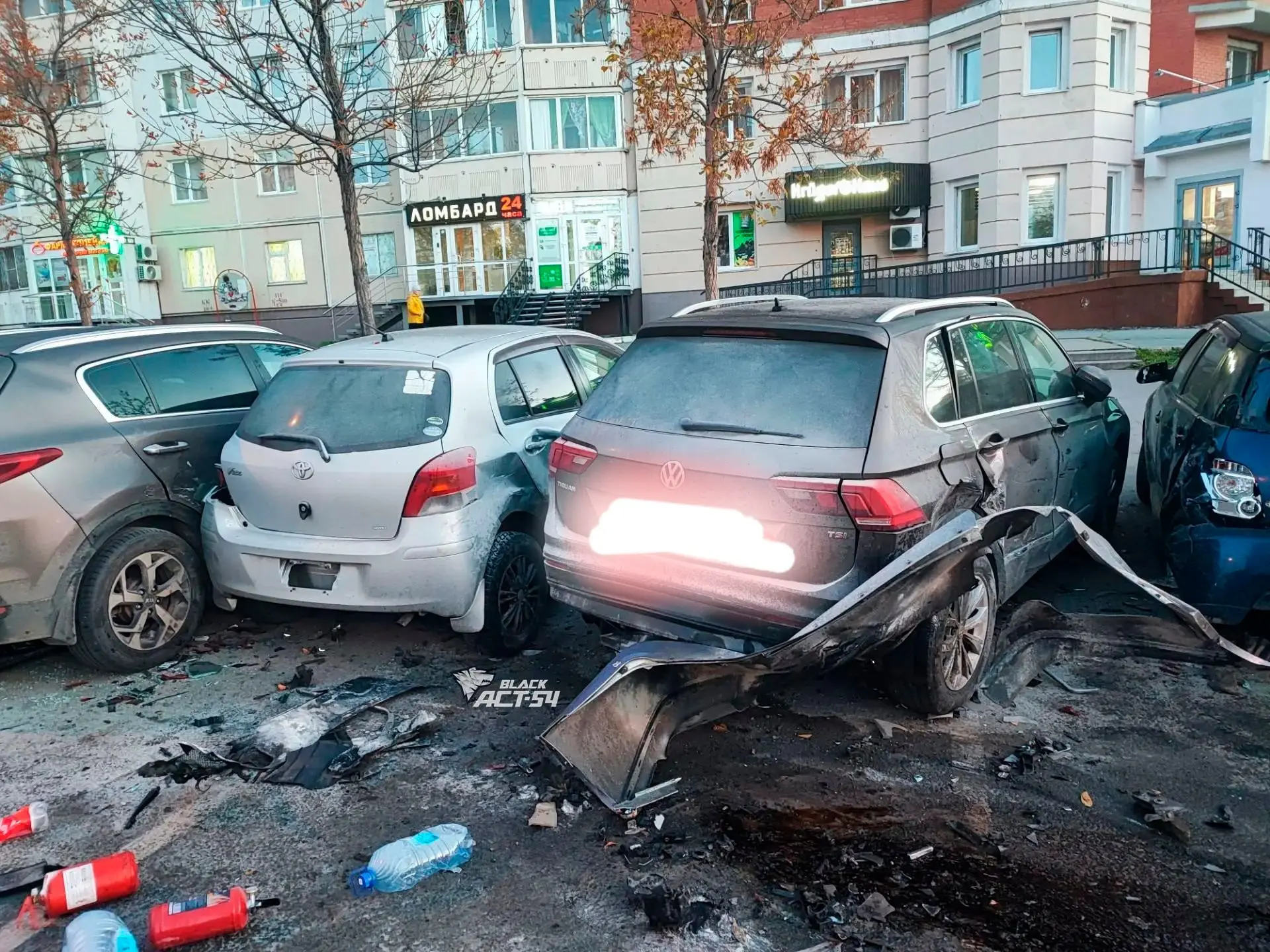 🚗 Водитель седана не справился с управлением и врезался в припаркованные автомобили но...