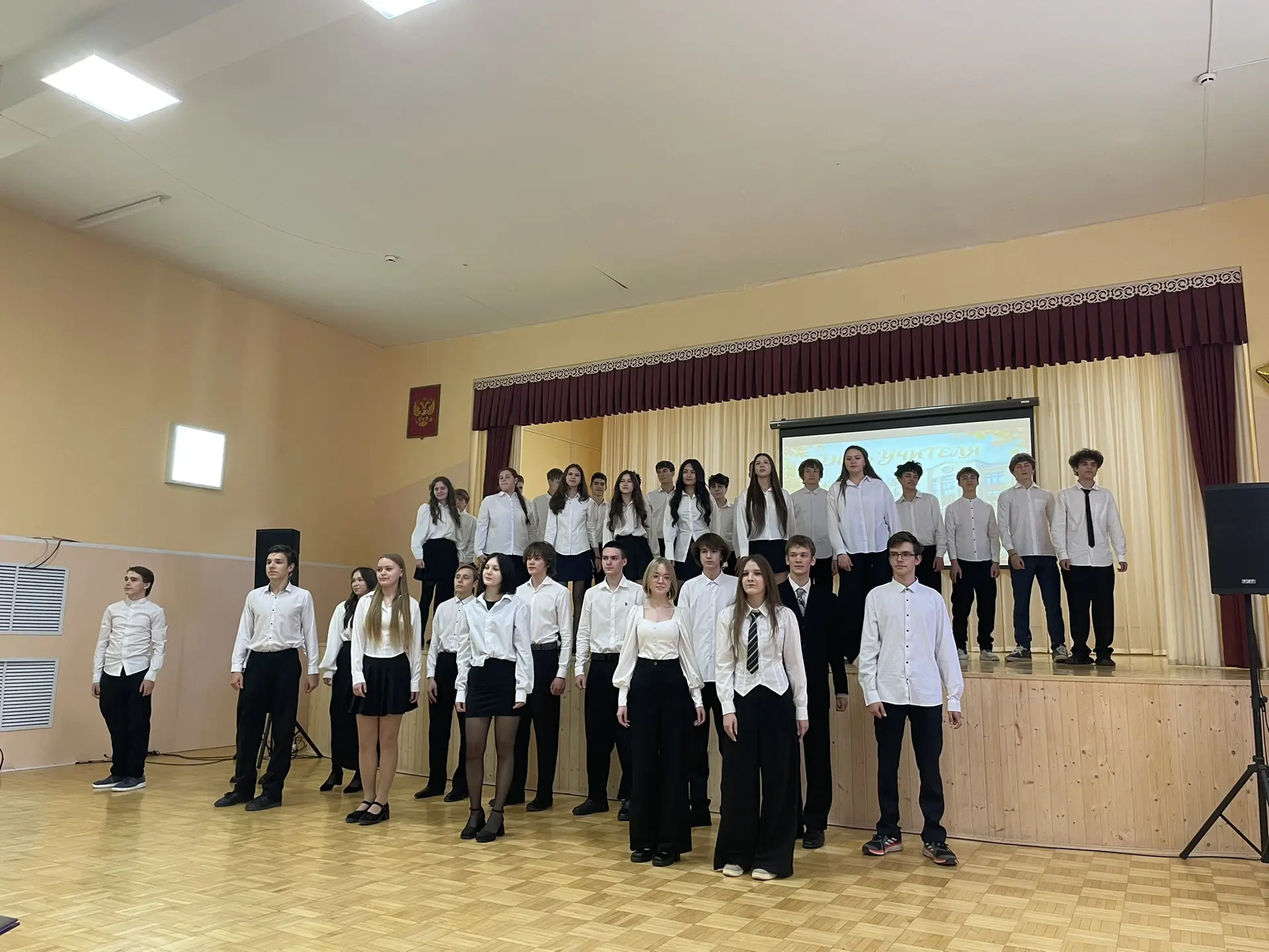 Сегодня в нашей школе прошел концерт, посвященный Дню учителя. И это было невероятно ду...