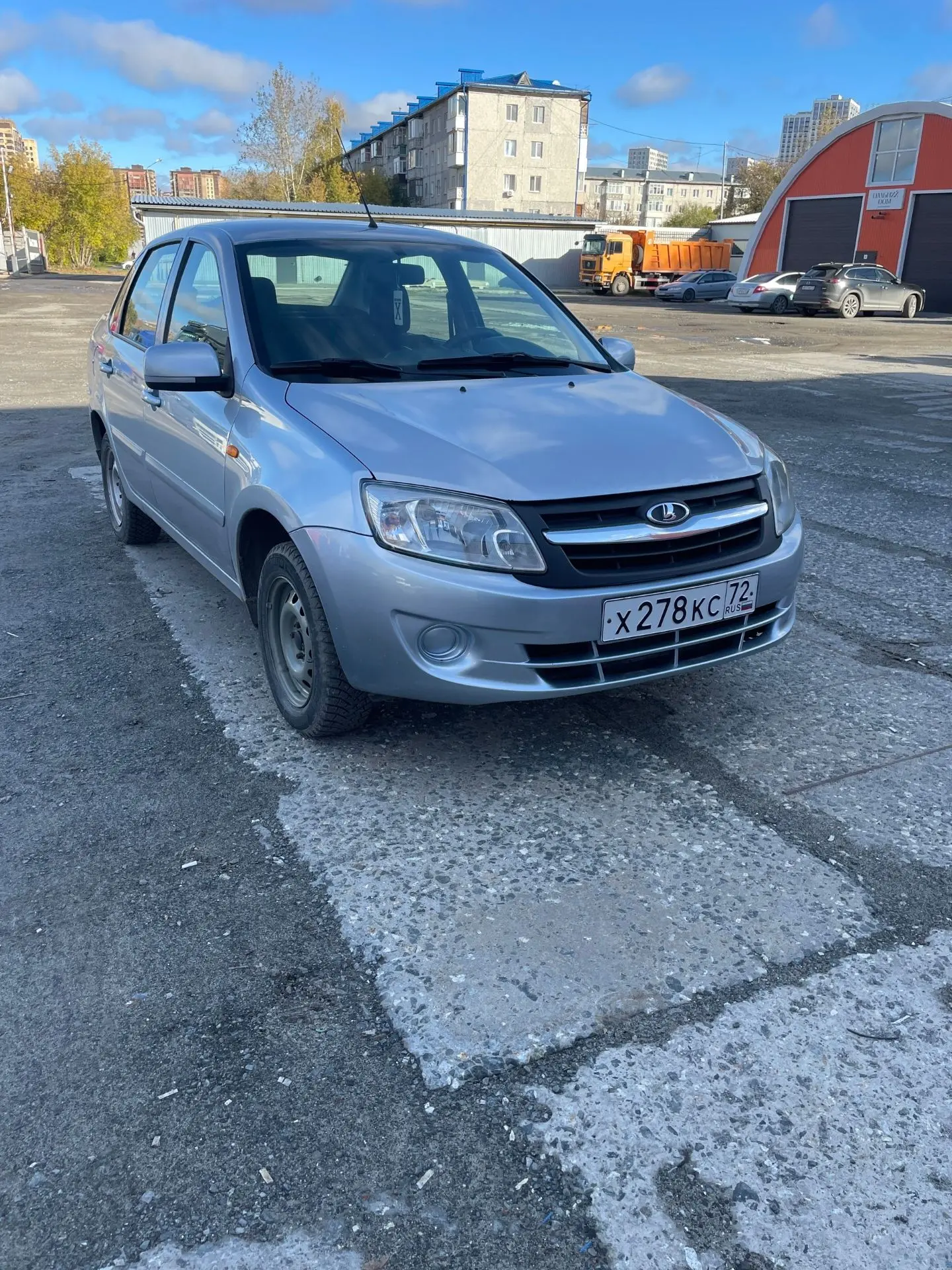 Автомобиль на полном уверенном ходу.