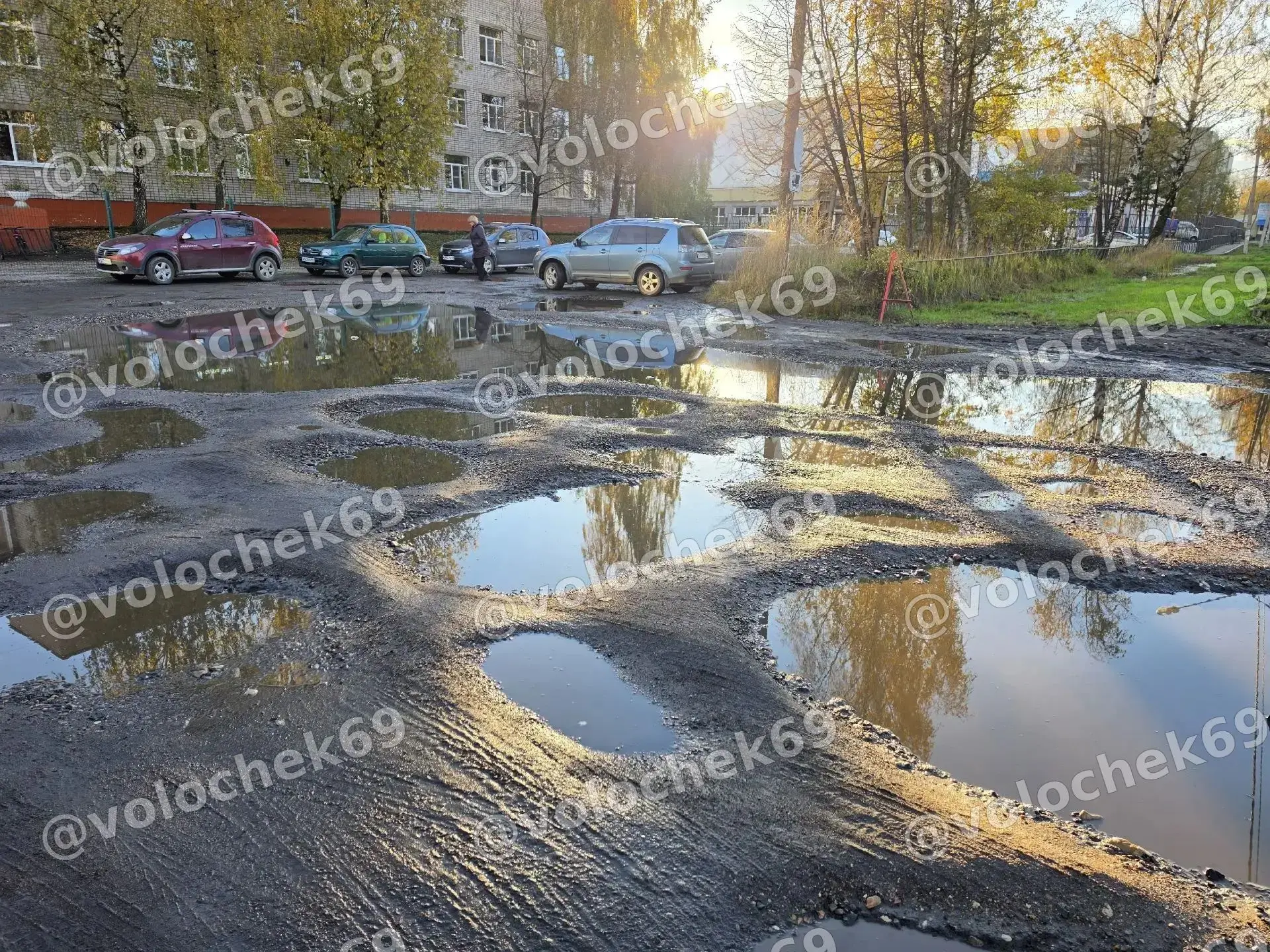 Уважаемая #АдминистрацияВышневолоцкогоокруга, засыпьте пожалуйста асфальтной крошкой ям...