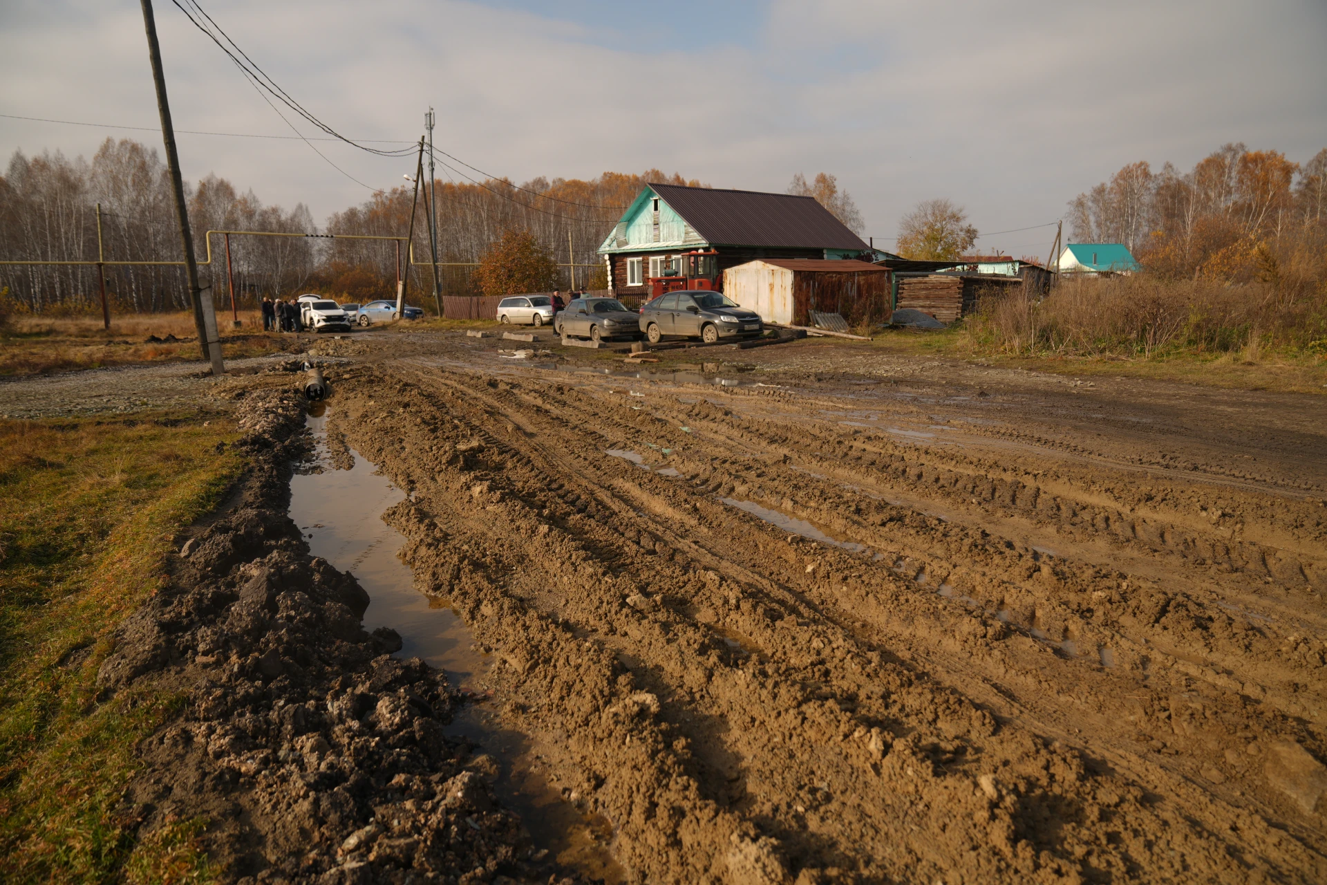 🚧 В деревне Бажикаева начали ремонт дорог. Жители добились этого через Яну Лантратову