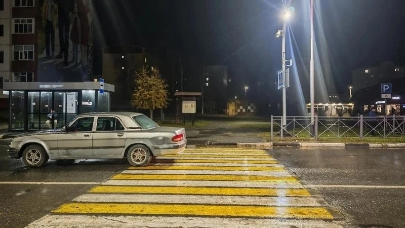 В Югре на пешеходном переходе водитель сбил женщину, которая получила повреждения.