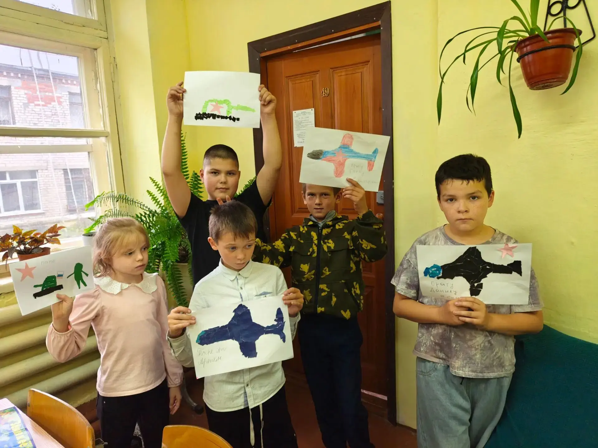 Ребята 3в класса в канун Дня отца изготовили поздравительные открытки в технике рваной ...