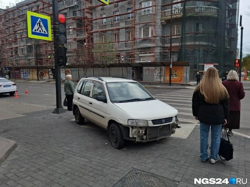 Автобус проехал на красный и выбил «Мазду» на тротуар в центре Красноярска