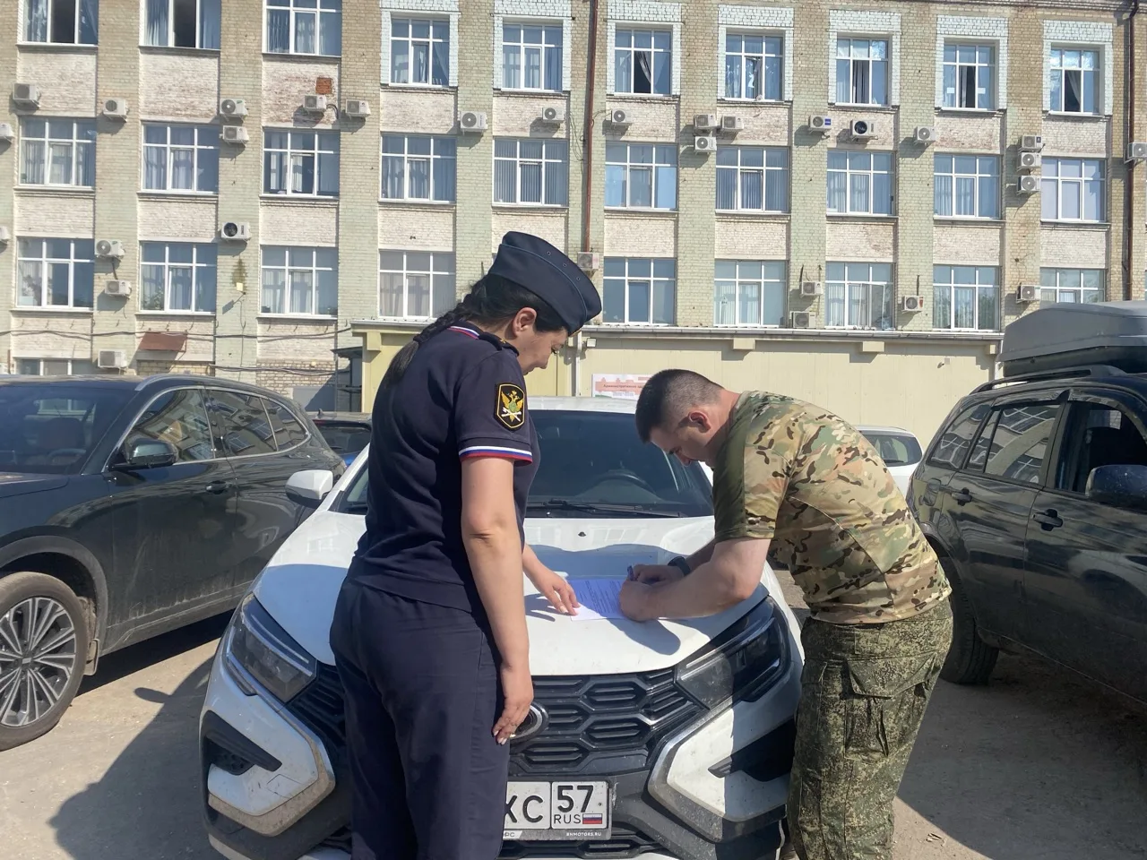 🚗🚘Орловские судебные приставы передали в зону СВО два автомобиля осужденных торговцев...