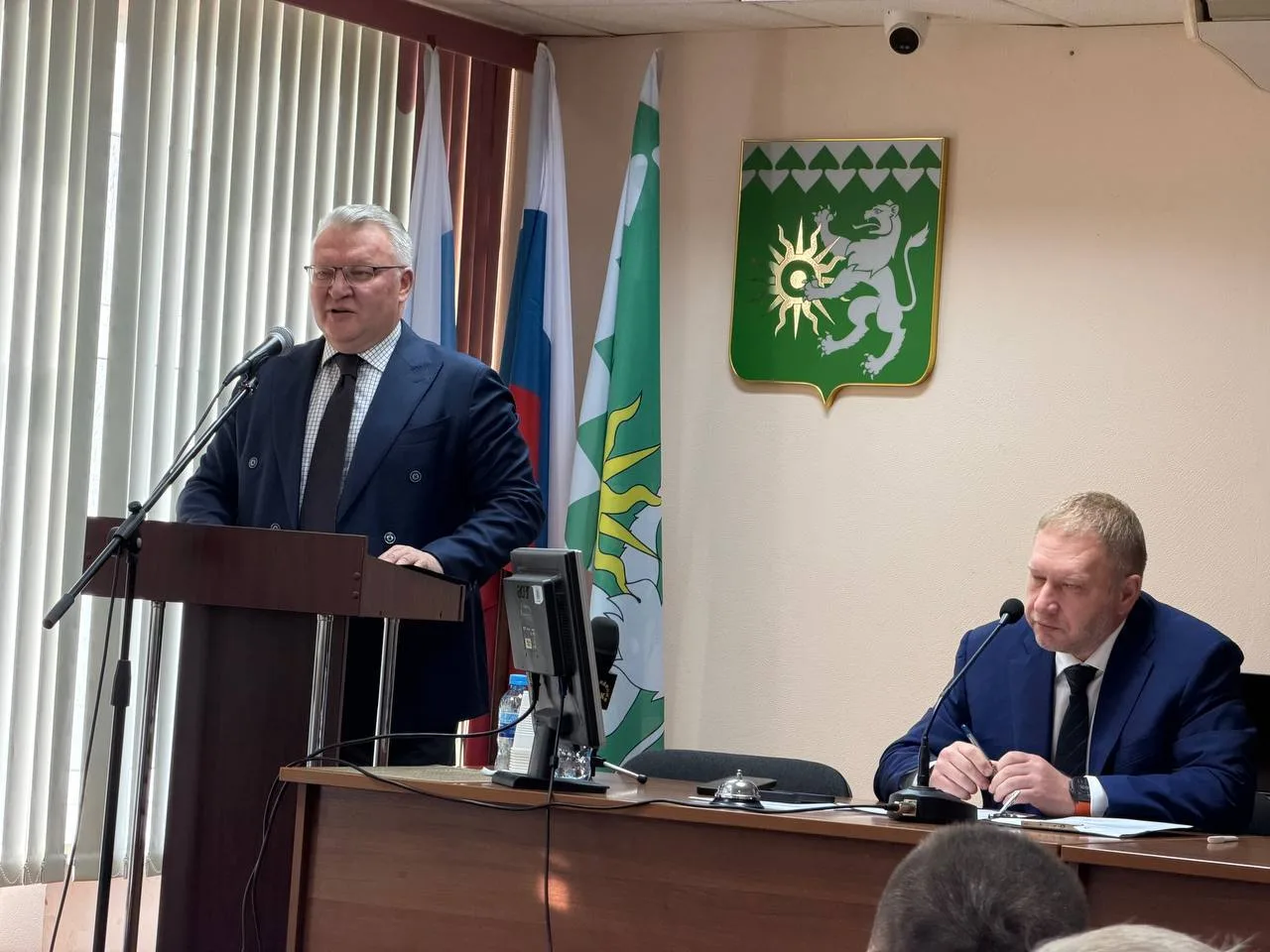 🏛 Замгубернатора Сергей Никонов выступает на заседании думы Берёзовского