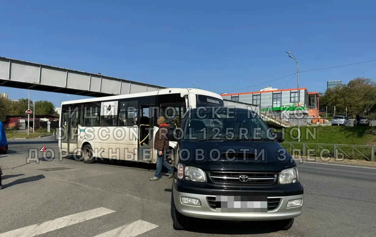 📰 Во Владивостоке пассажирский автобус столкнулся с микроавтобусом