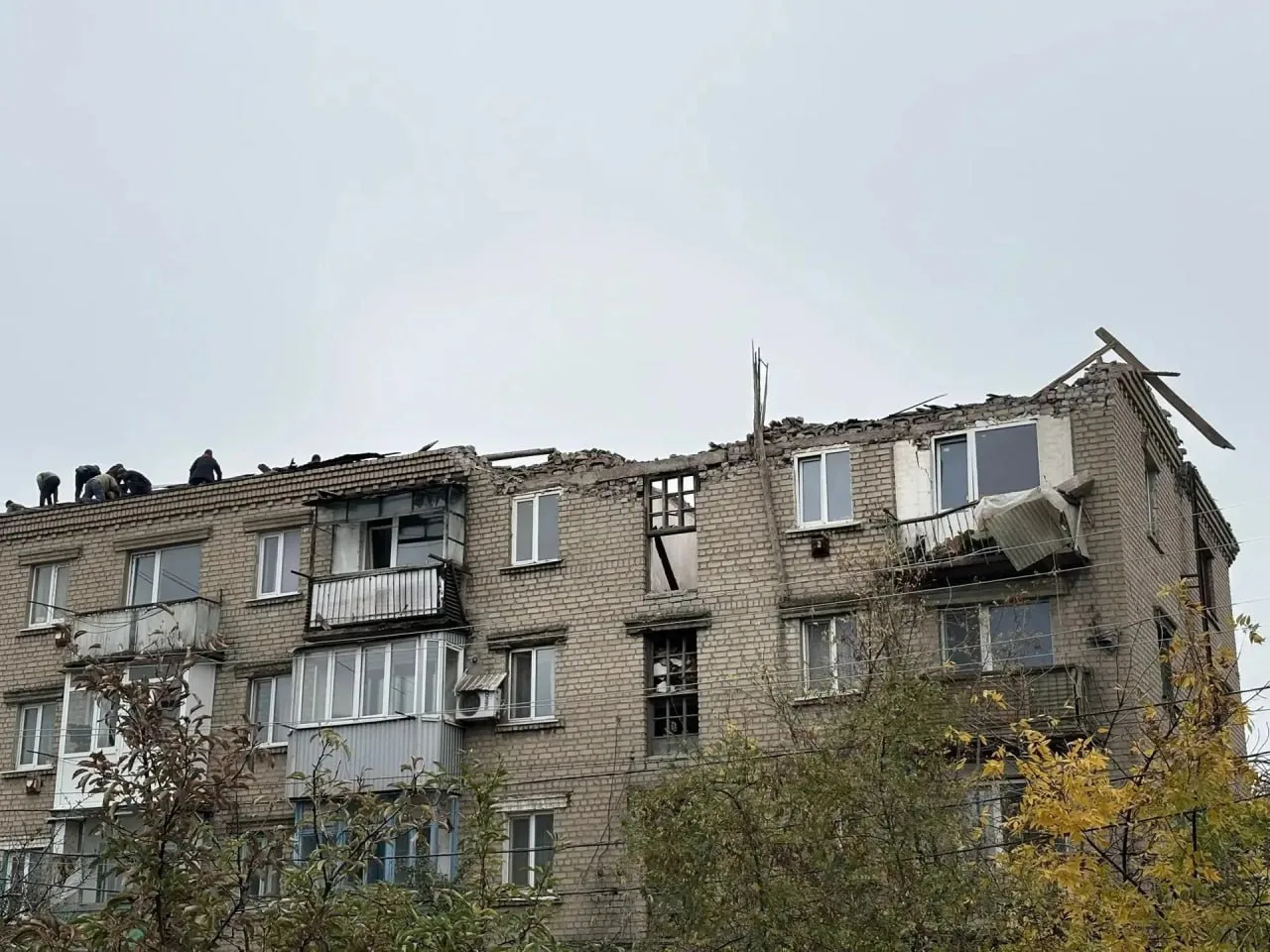 ⚡️ БПЛА ударил по многоэтажке в Красном Луче — обрушился подъезд, под завалами оказалас...