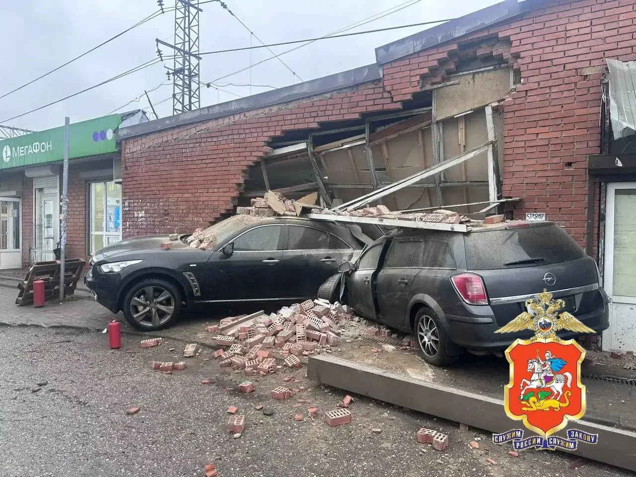 Водитель Opel протаранил припаркованный Infiniti, а затем влетел в здание магазина в Од...