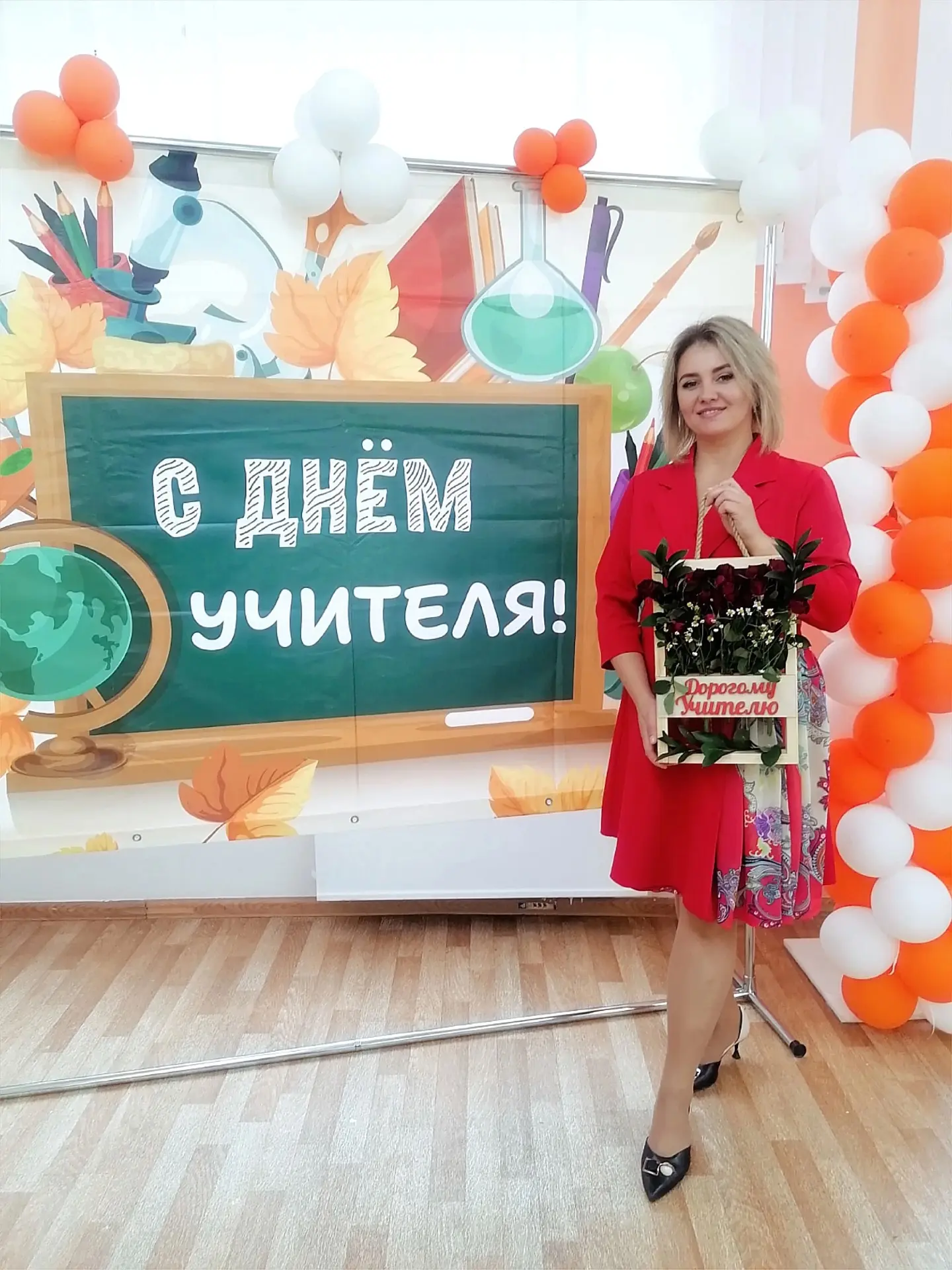 В День учителя хочется сказать спасибо всем, кто делает школу живой. Спасибо вам, ребят...
