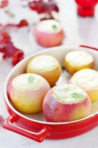 Яблоки, запеченные с творогом