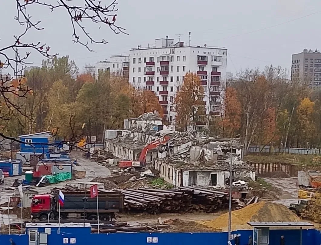 На фотографиях — территория будущего дома по реновации на Сиреневом бульваре, 29.