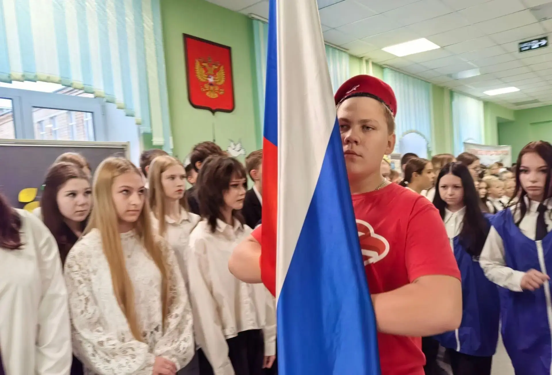 В Новороссийской средней школе закончилась очередная учебная неделя октября торжественн...