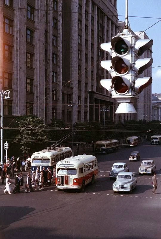 📸 Момент из жизни города: Охотный ряд, конец 1950-х