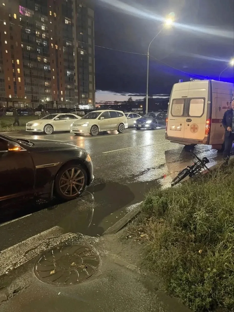 Субботним вечером возле дома 156 по улице Петухова ребёнок выехал на проезжую часть, ко...