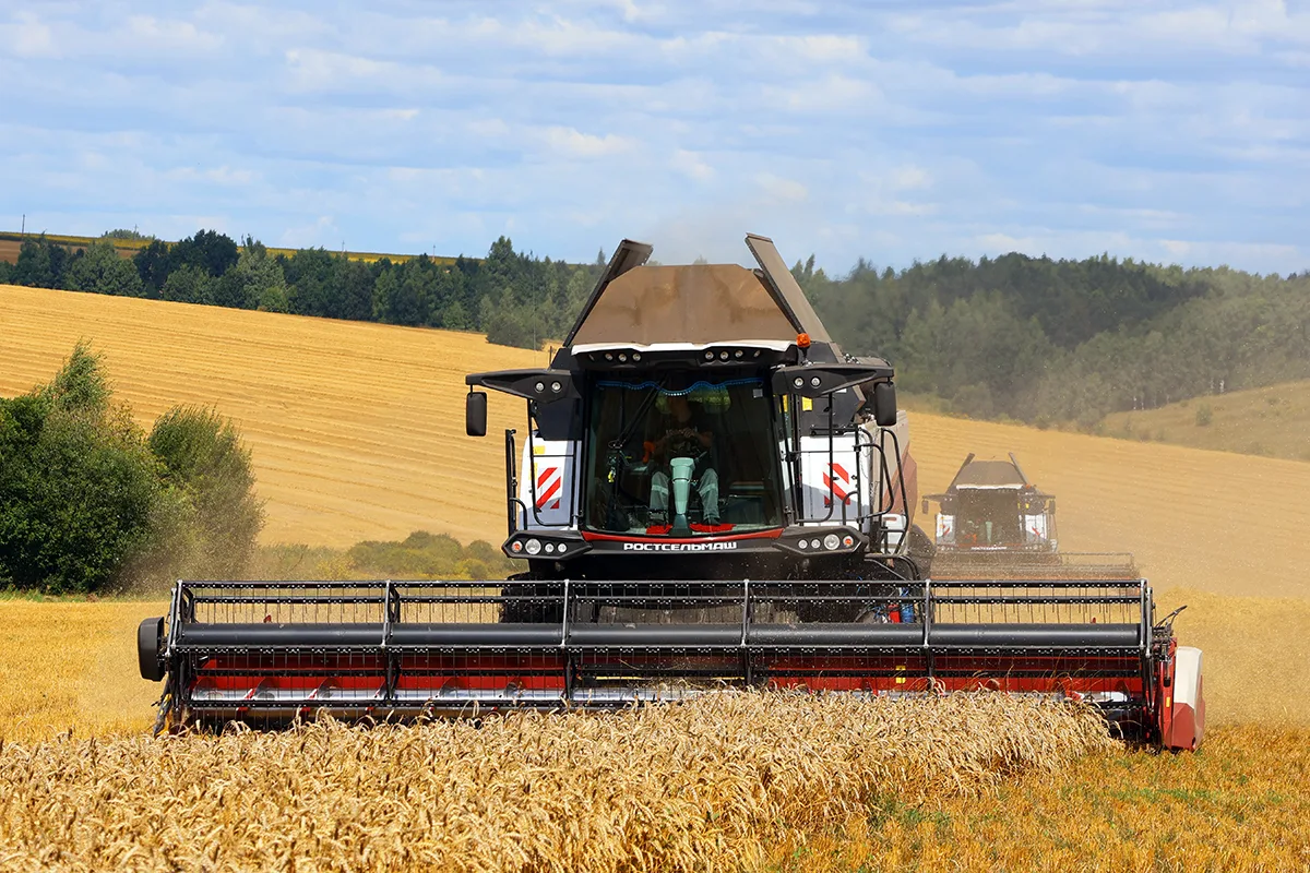 🚜 Напряженный труд на благо людей​