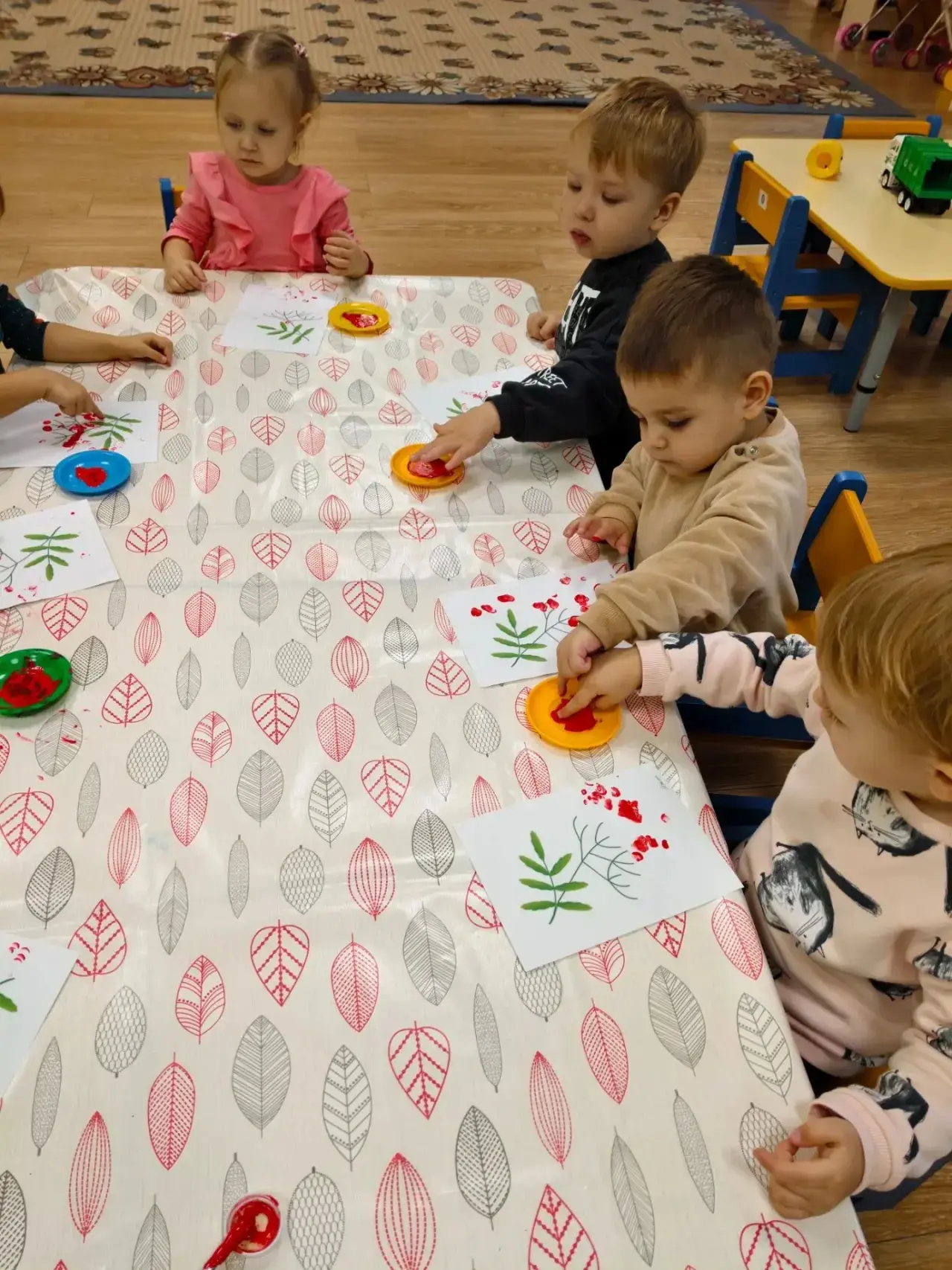 🍂 «День рябины» в младшей группе: осень, краски и первые открытия!