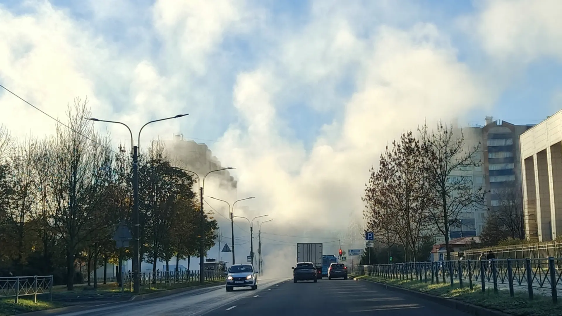 В городе Колпино прорвало трубу на улице Ижорского Батальона в районе перекрестка с Тве...