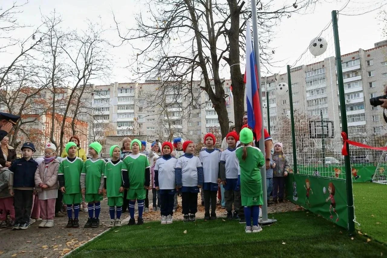 ⚽ В дзержинских детсадах №133 и №142 открыли футбольные поля.