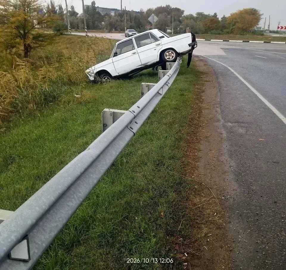 В Джанкойском районе легковушка вылетела с дороги и повисла на отбойнике.