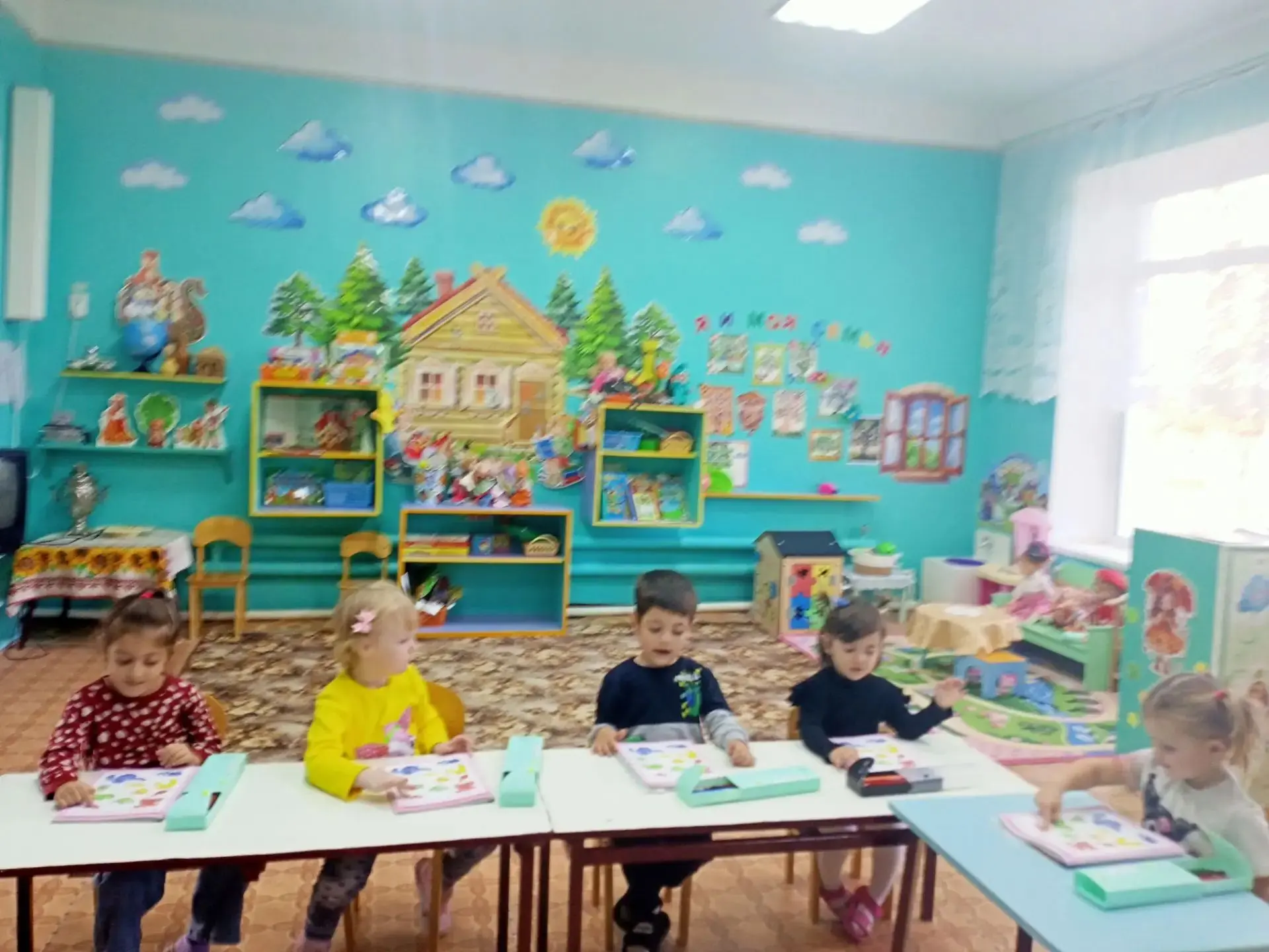 Тема: «Разноцветный мир вокруг нас»