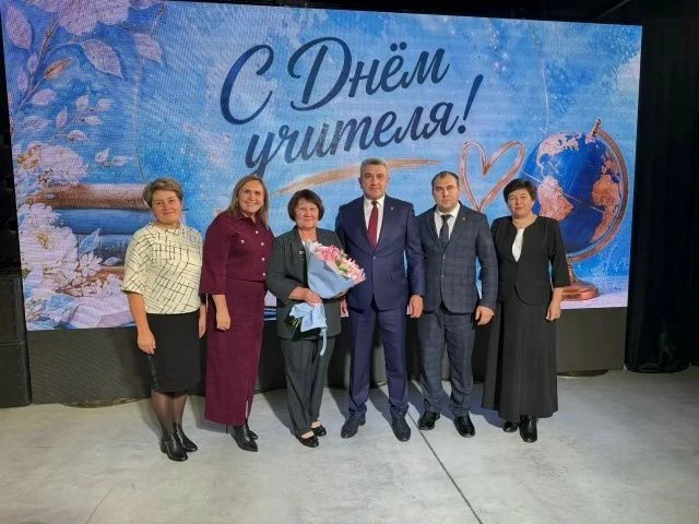 Бүген район мәгариф бүлеге җитәкчесе Наталья Карпова һәм бертөркем мөгаллимнәр башкалаб...