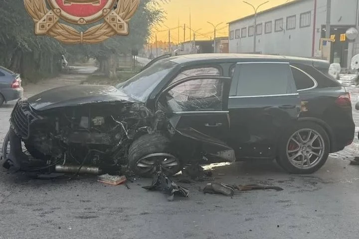 Сегодня утром в Вольске Саратовской области произошла серьезная дорожная авария. Водите...