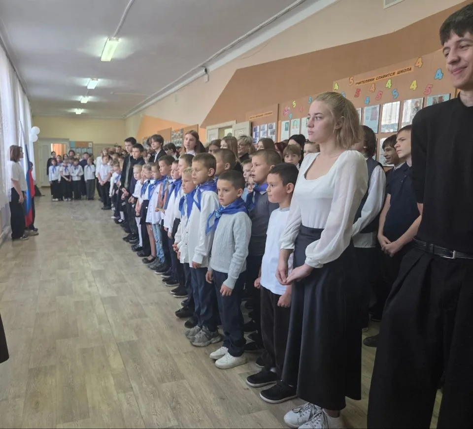 Сегодня в нашей школе состоялась еженедельная линейка, на которой напомнили ученикам: д...