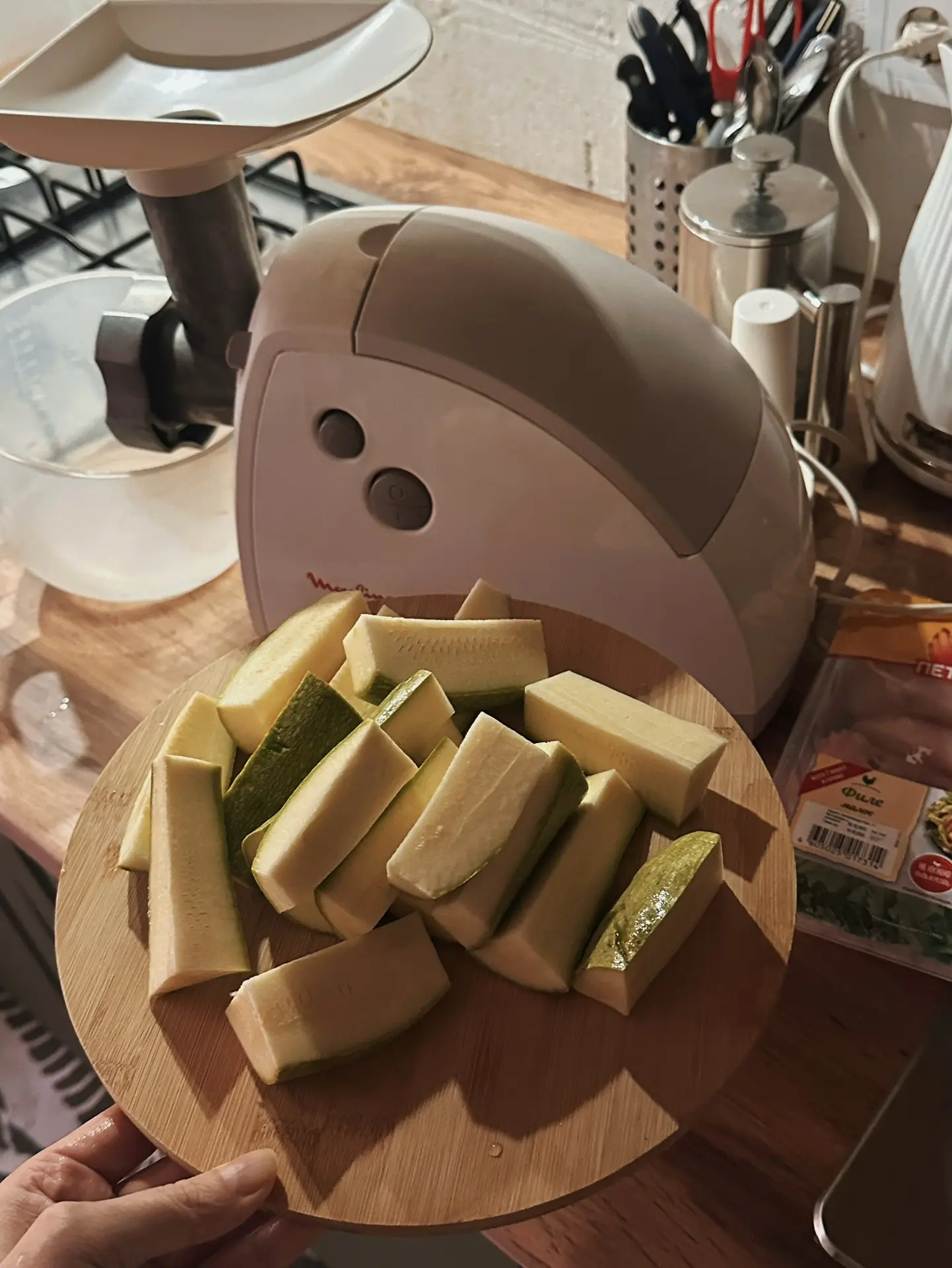 Нажарила Тамаре куриных оладьев с кабачком. Просто, вкусно, полезно!