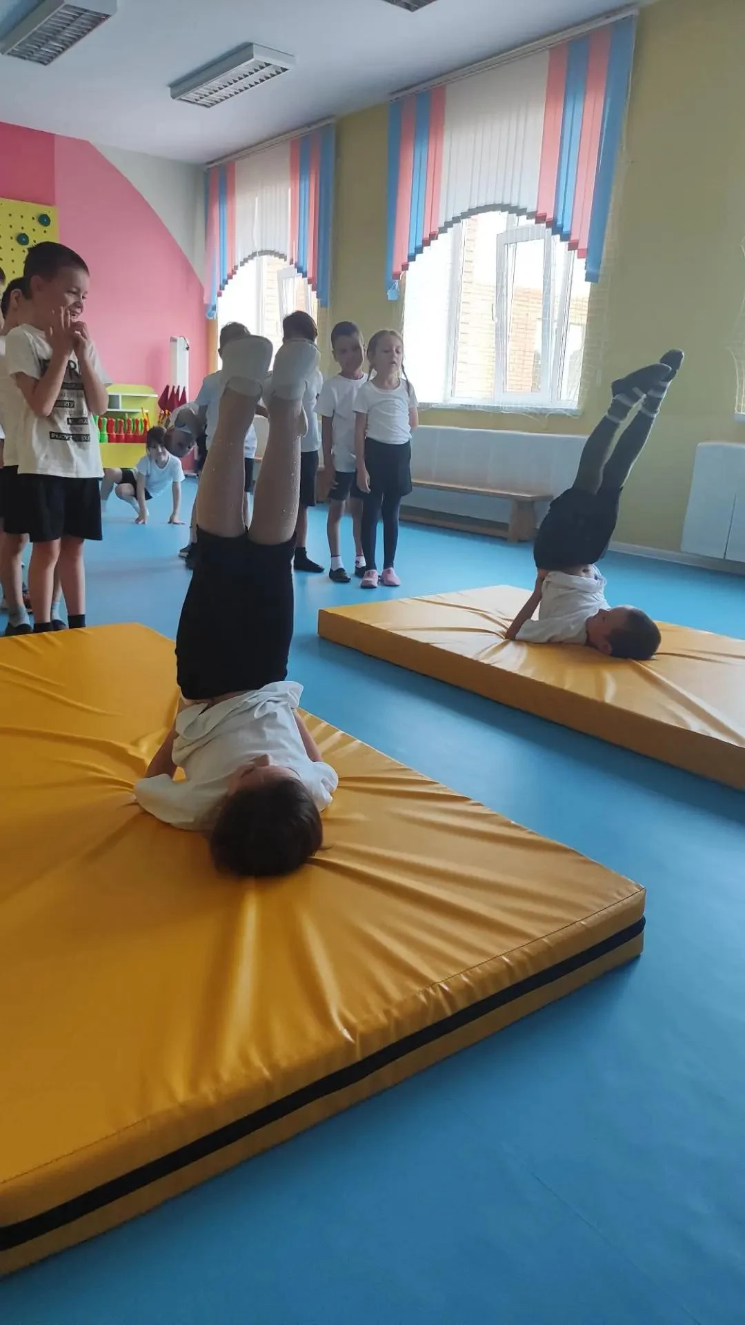 В рамках реализации проекта «Азбука спорта»: ребята осваивали гимнастику на матах.