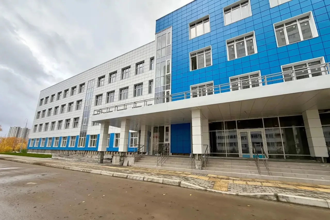 Завершают благоустройство возле новой поликлиники на Виктора Уса