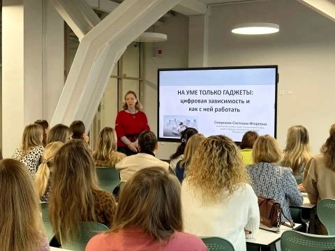 Специалисты из Кировского ГМУ разобрали психологические проблемы детей на общешкольном ...